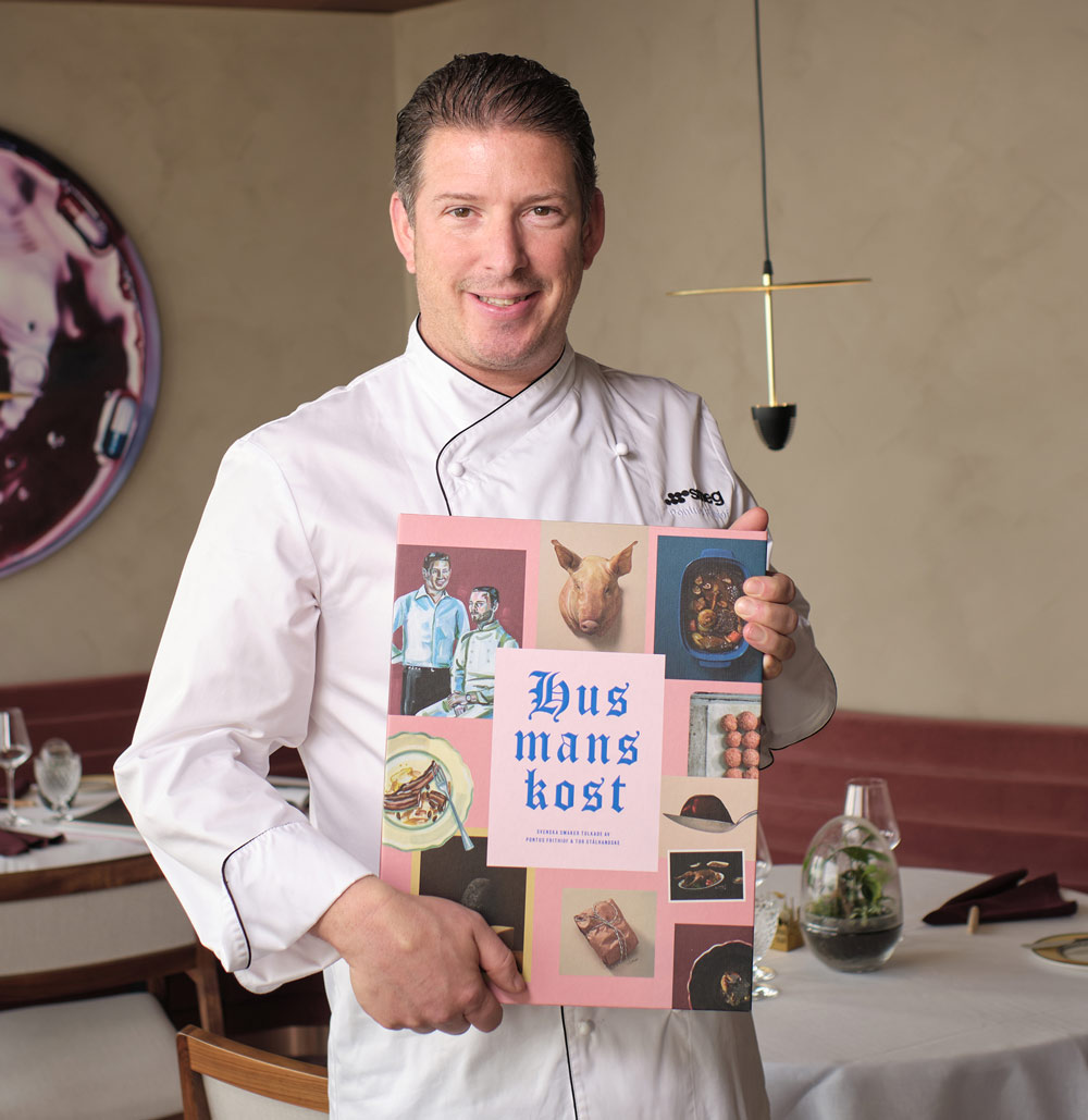 Pontus håller i sin kokbok