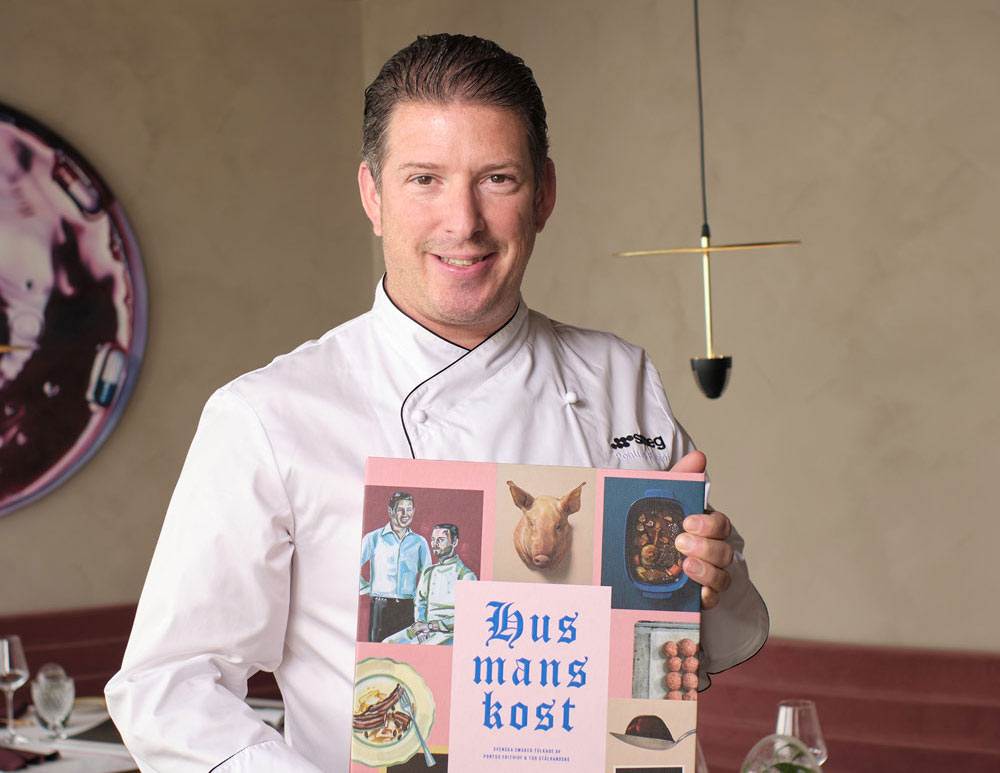Pontus håller i sin kokbok