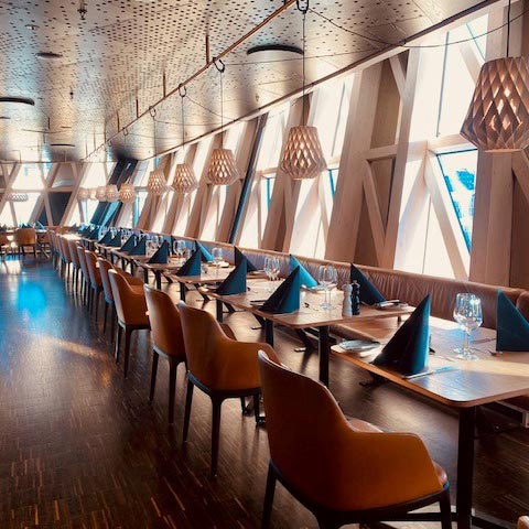 Svarta Räven restaurang matsal med uppdukade bord