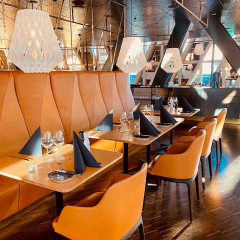 Svarta Räven restaurang matsal med uppdukade bord