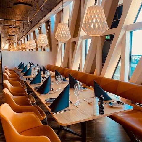 Svarta Räven restaurang matsal med uppdukade bord